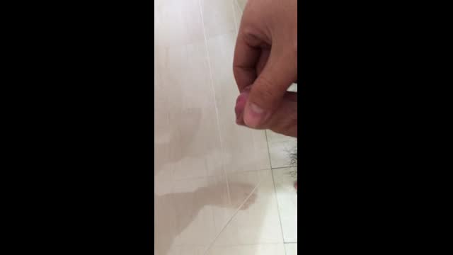 在廁所自慰 