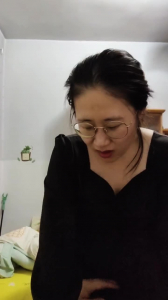 已更新）露臉，呻吟，戴眼鏡的騷同事背着老公在她家偷情