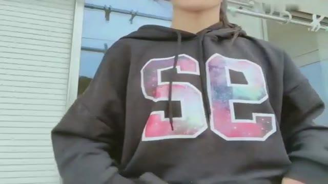 馬尾妹在陽台大膽露奶1