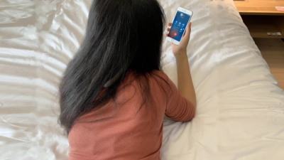 [原創]接着電話被艹，爽的騷貨不敢叫