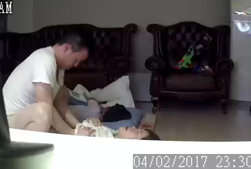 夫妻慾火難忍不顧小孩睡在旁邊地闆上直接開幹